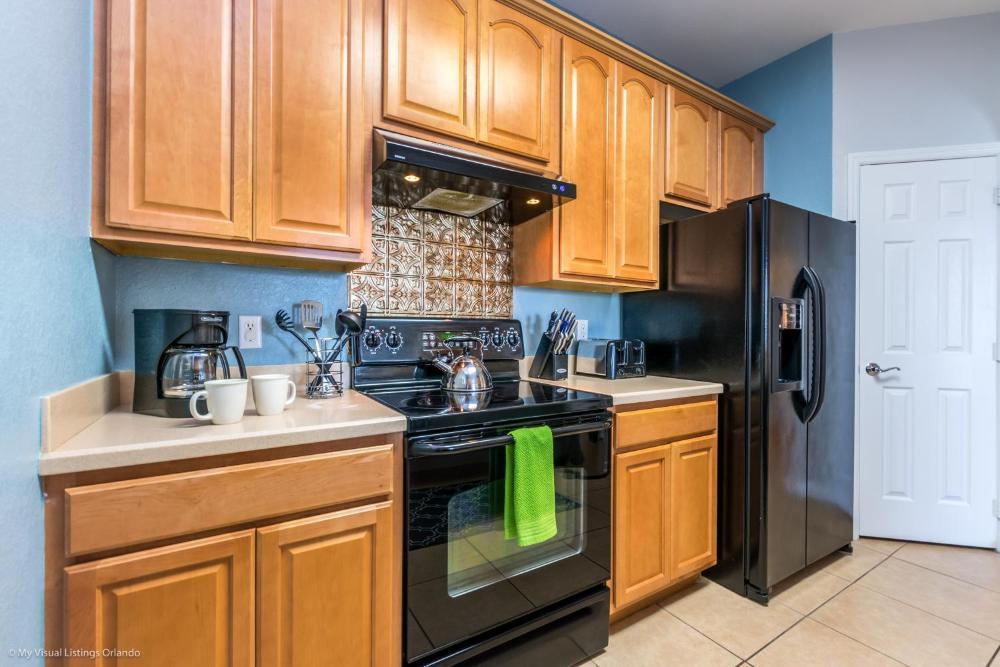 Stunning Top-Floor Condo, next to Clubhouse